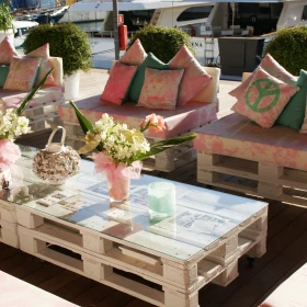 Palettenmöbel, Tisch mit Glasplatte, Bänke und Stühle mit bunten Kissen