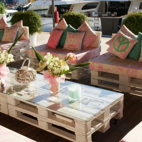 Palettenmöbel, Tisch mit Glasplatte, Bänke und Stühle mit bunten Kissen