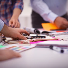 Tisch mt Tagunsunterlagen und Tablet