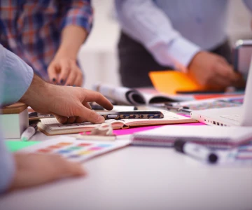 Tisch mt Tagunsunterlagen und Tablet