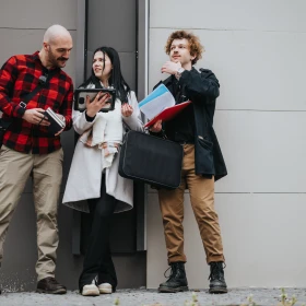 3 Personen überlegen gemeinsam was die richtige Lösung ist