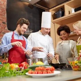 Freunde und Koch kochen in der Küche