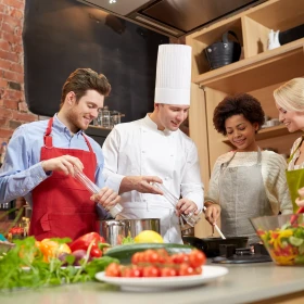 Freunde und Koch kochen in der Küche
