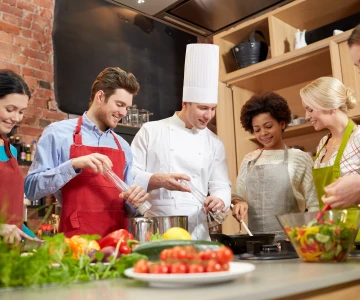 Freunde und Koch kochen in der Küche