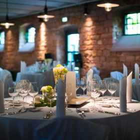 gedeckter Tisch für ein Abendessen