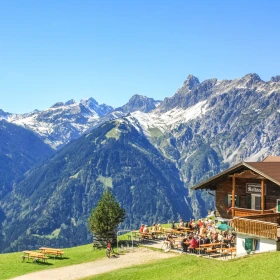 Ausblick von einer Aperes-Ski Location auf die Berge