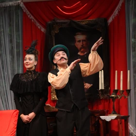 Personen führen ein Theaterstück auf