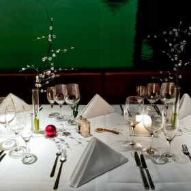 weihnachtlich dekorierter Tisch