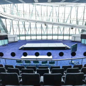 großer Tagungsraum mit Stühlen auf einer Empore