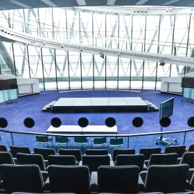 großer Tagungsraum mit Stühlen auf einer Empore