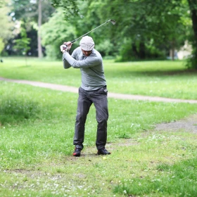 Mann beim Abschlagen des Golfballs