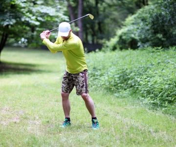 EVINTA_Cross Golf_Bild01 Golfspieler auf Rasen