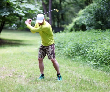 Golfspieler auf Rasen