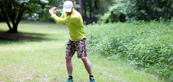 Golfspieler auf Rasen