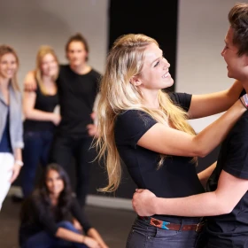 Gruppe übt für die Aufführung