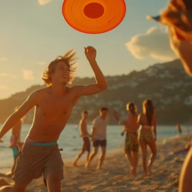 Junge Leute spielen Frisbee am Strand