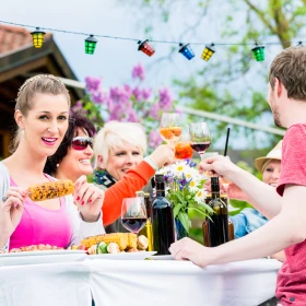 Menschen in bunten Klamotten feiern