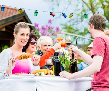 Menschen in bunten Klamotten feiern