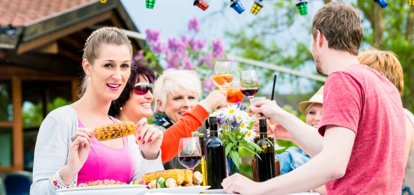 Menschen in bunten Klamotten feiern