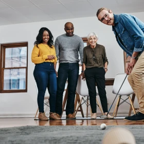 Kollegen spiele Golf in einem Büro auf einem Teppich