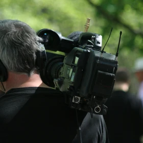 Kameramann bei der Arbeit von hinten