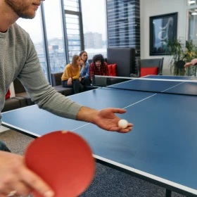 Personen spielen Tischtennis