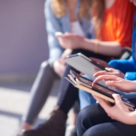 mehrere Personen schauen auf ihr eigenes Tablet