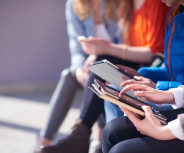 mehrere Personen schauen auf ihr eigenes Tablet