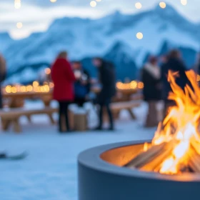 Lagerfeuer vor Bergkulisse mit Menschen