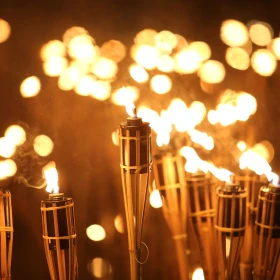 mehrere brennenden Fackeln in Reihe aufgestellt