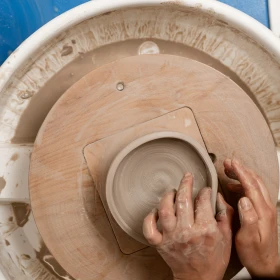 Person formt sein Kunstwerk auf einem Drehteller