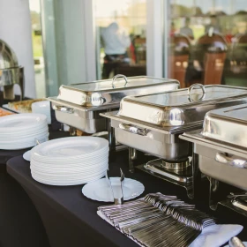 Buffet mit Chafings und weißen Tellern