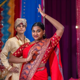 zwei Personen machen eine Pose in orientalischer Kleidung