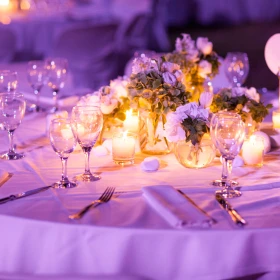 gedeckter runder Tisch