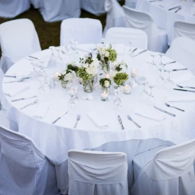 gedeckter runder Tisch