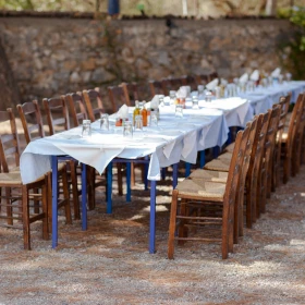lange Tafel im griechischen Stil
