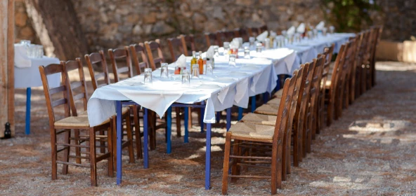 lange Tafel im griechischen Stil