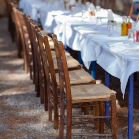 lange Tafel mit Holzstühlen