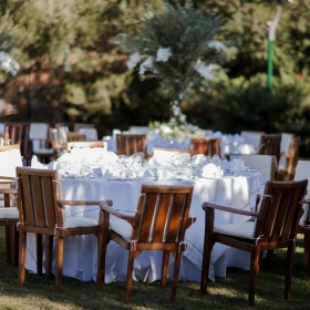 runde Tische in einem Garten