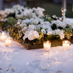 weiße Blumen auf einem Tisch