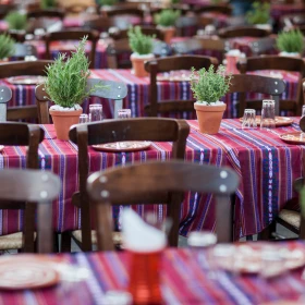 mehrere Tafeln im griechischen Stil