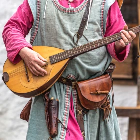 Mittelaltermusiker mit mittelalterlicher Gitarre