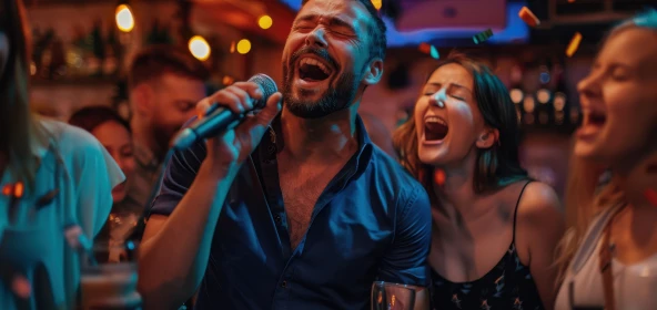 zwei Personen singen zusammen in ein Mikrofon