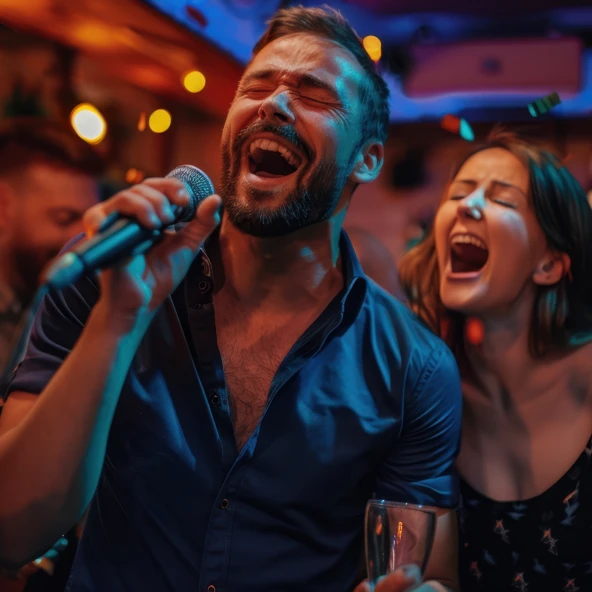 zwei Personen singen zusammen in ein Mikrofon