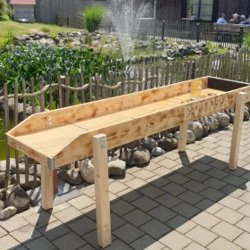 Krugschieben vor einem Teich mit Wasserspiel