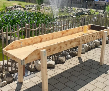 EVINTA_Winzerspiele_Bild01 Krugschieben vor einem Teich mit Wasserspiel