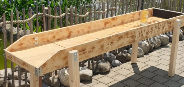 Krugschieben vor einem Teich mit Wasserspiel