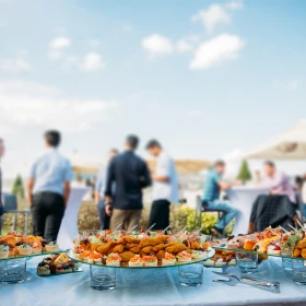 Buffet im Außenbereich unter blauem Himmel