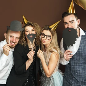 Personen posieren vor einer Fotobox