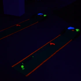 EVINTA_Schwarzlicht Bürogolf_Bild01 Minigolf Bahn im Schwarzlicht